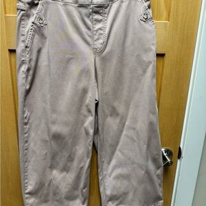 SPANX Twill Pull On Capri Pants